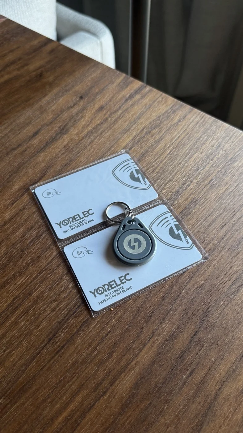 Deux badges et un porte-clés gravés avec le logo Yorelec.