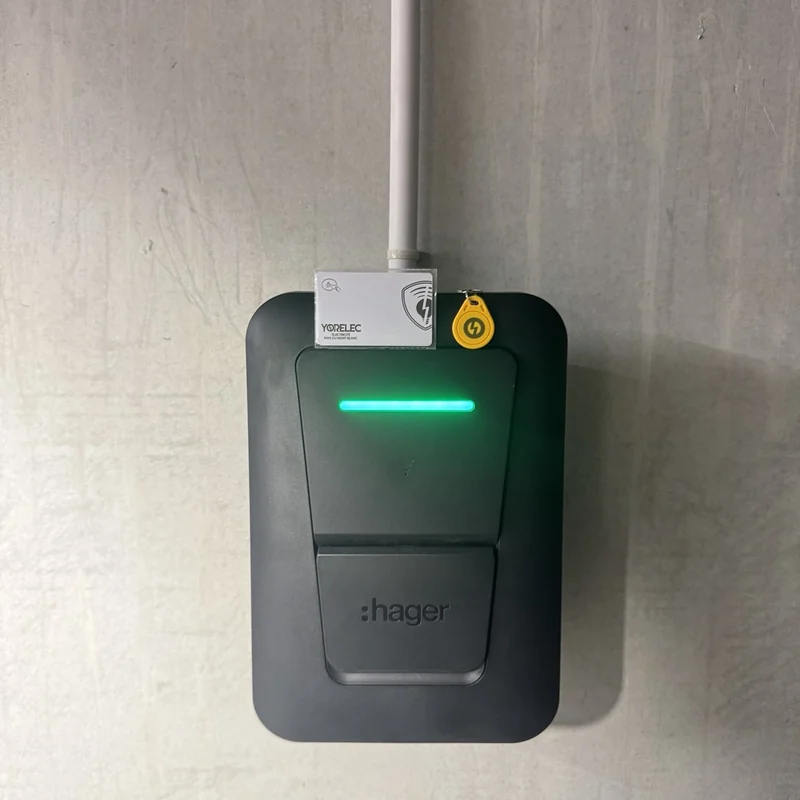 Borne Hager Witty One installée, avec son voyant vert.