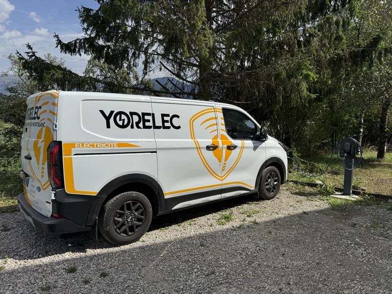 Mon camion Yorelec visible en entier, branché à sa borne de recharge extérieure.